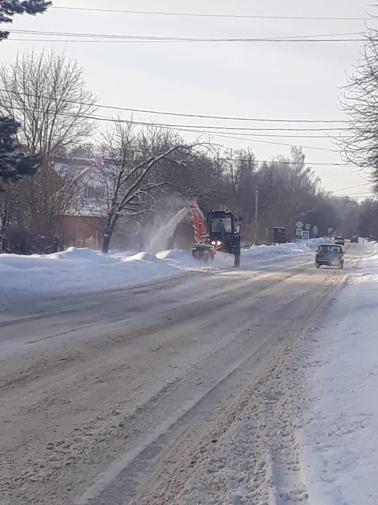 В Тарусе продолжается расчистка дорог и тротуаров от снега