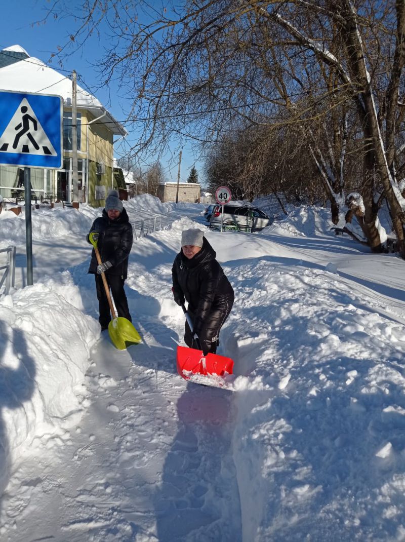 Сотрудники городской Администрации расчистили тротуар от снега