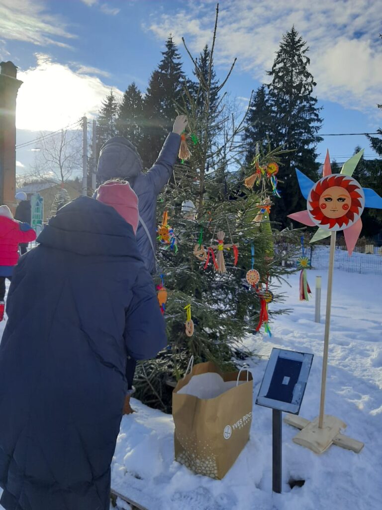 Городское сообщество “Карамельки” украсили выставку елок к “Масленице”